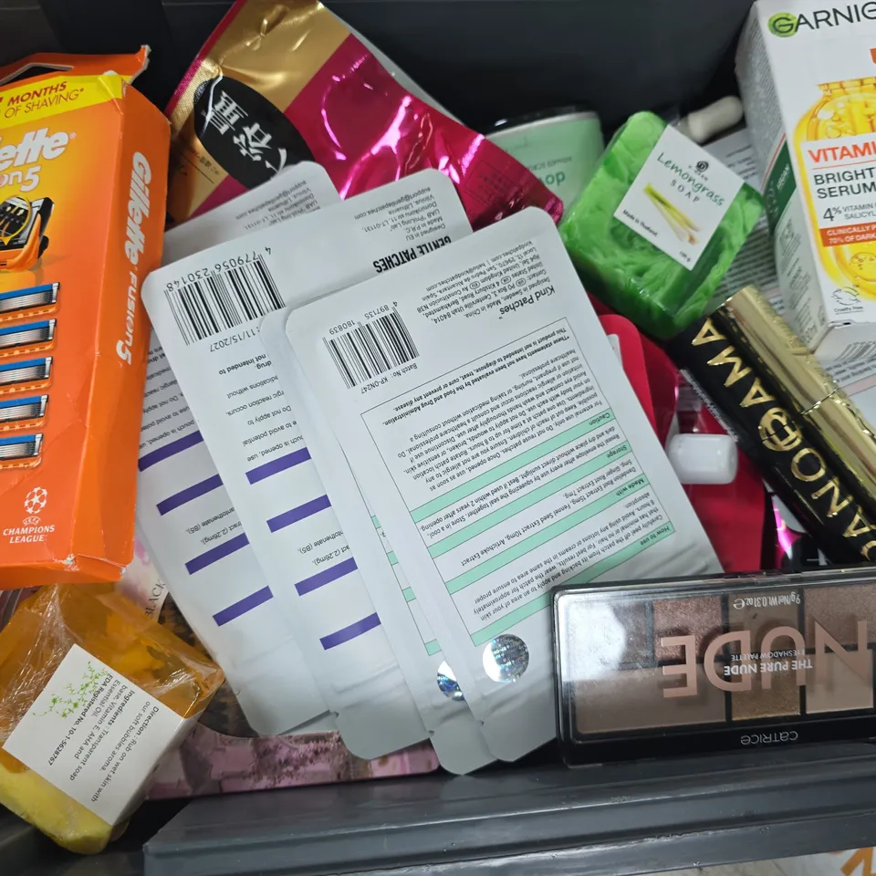 APPROXIMATELY 15 ASSORTED HEALTH & BEAUTY PRODUCTS TO INCLUDE MADE BY MITCHELL LIQUID FOUNDATION, BIORE UV, GILLETTE FUSION 5 BADES, ETC - COLLECTION ONLY