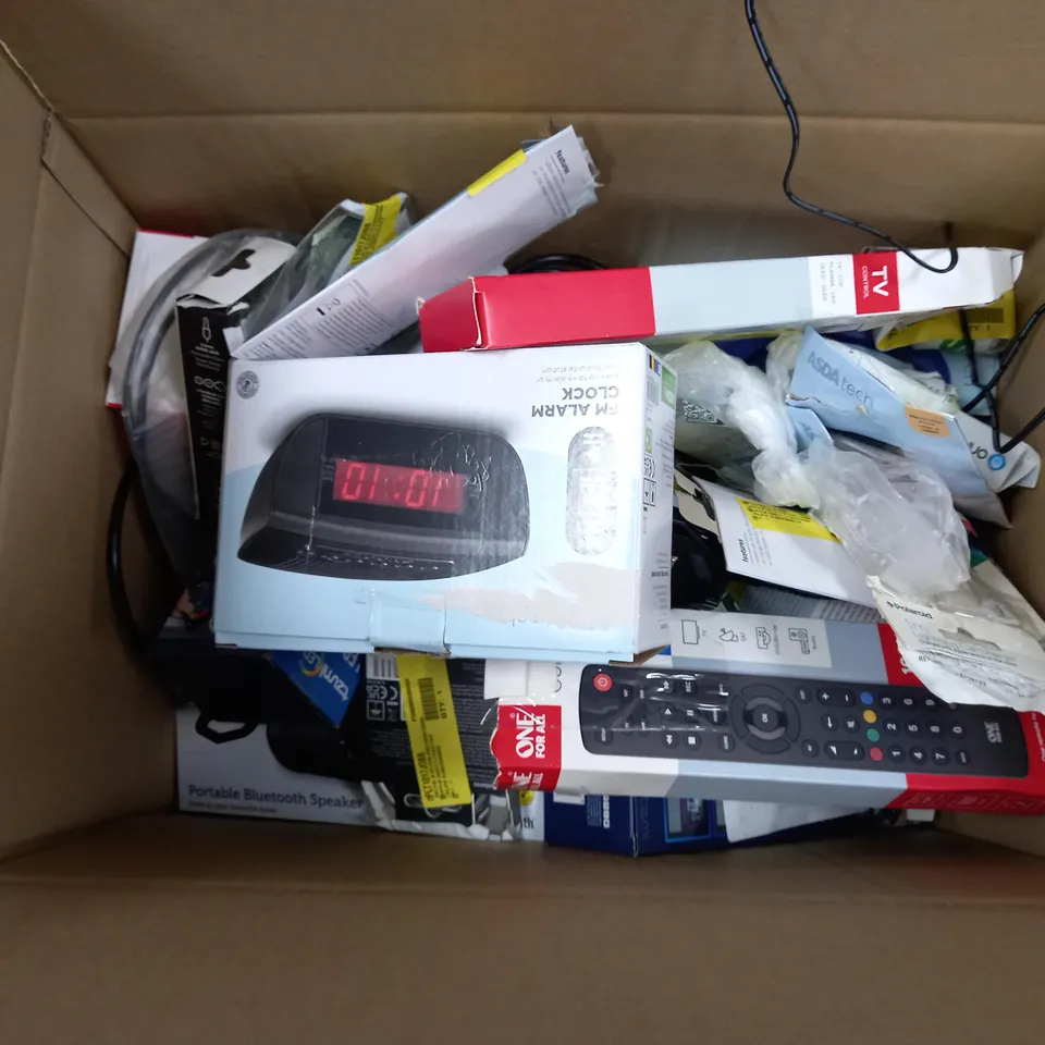 BOX OF APPROXIMATELY 30 ASSORTED ELECTRICALS TO INCLUDE BLACKWEB USB WEBCAM, TRUE WIRELESS EARBUDSM ONE FOR ALL REMOTE, ETC