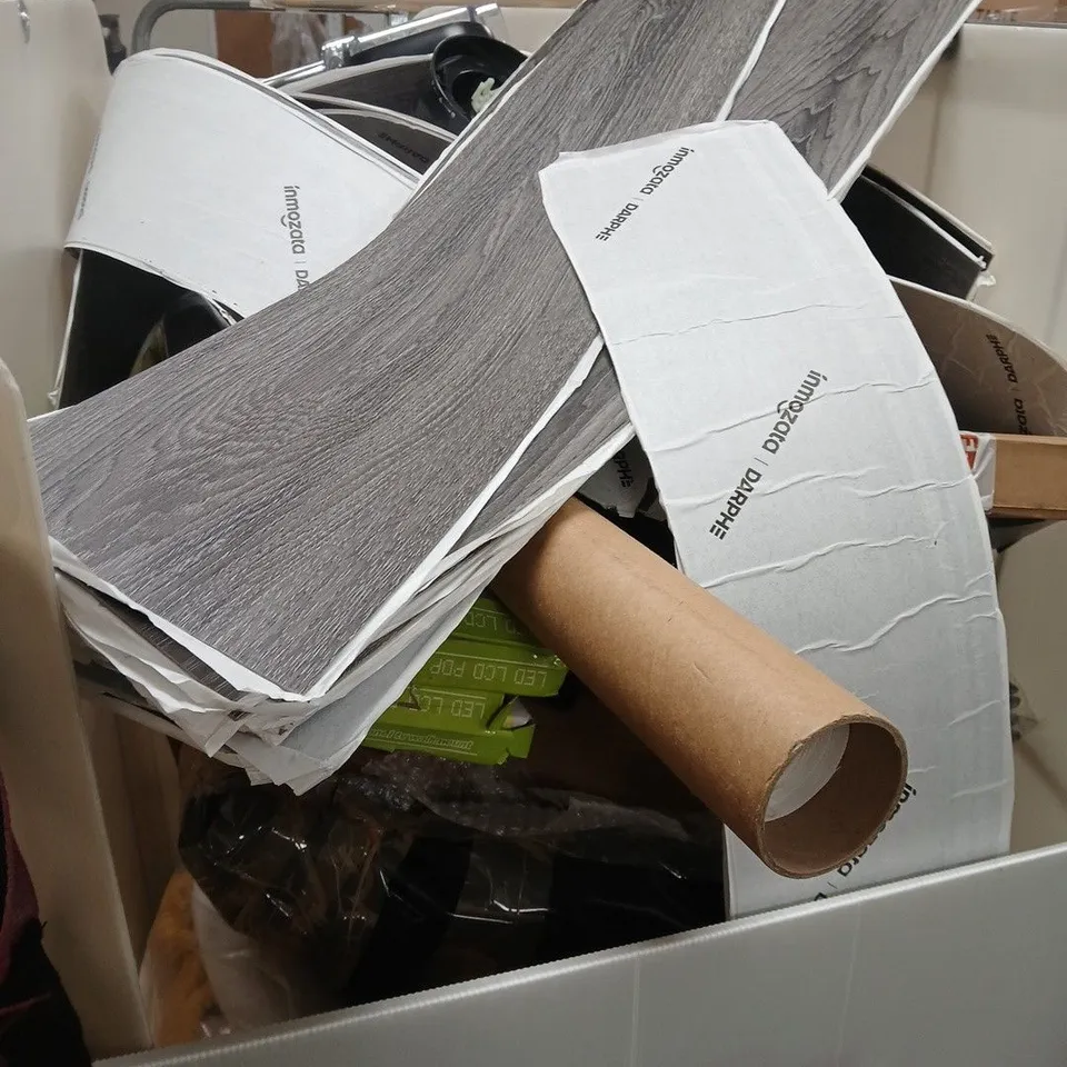 CAGE OF APPROXIMATELY 15 ASSORTED HOUSEHOLD ITEMS TO INCLUDE - PILLOWS, FLOORING AND TV MOUNTS 