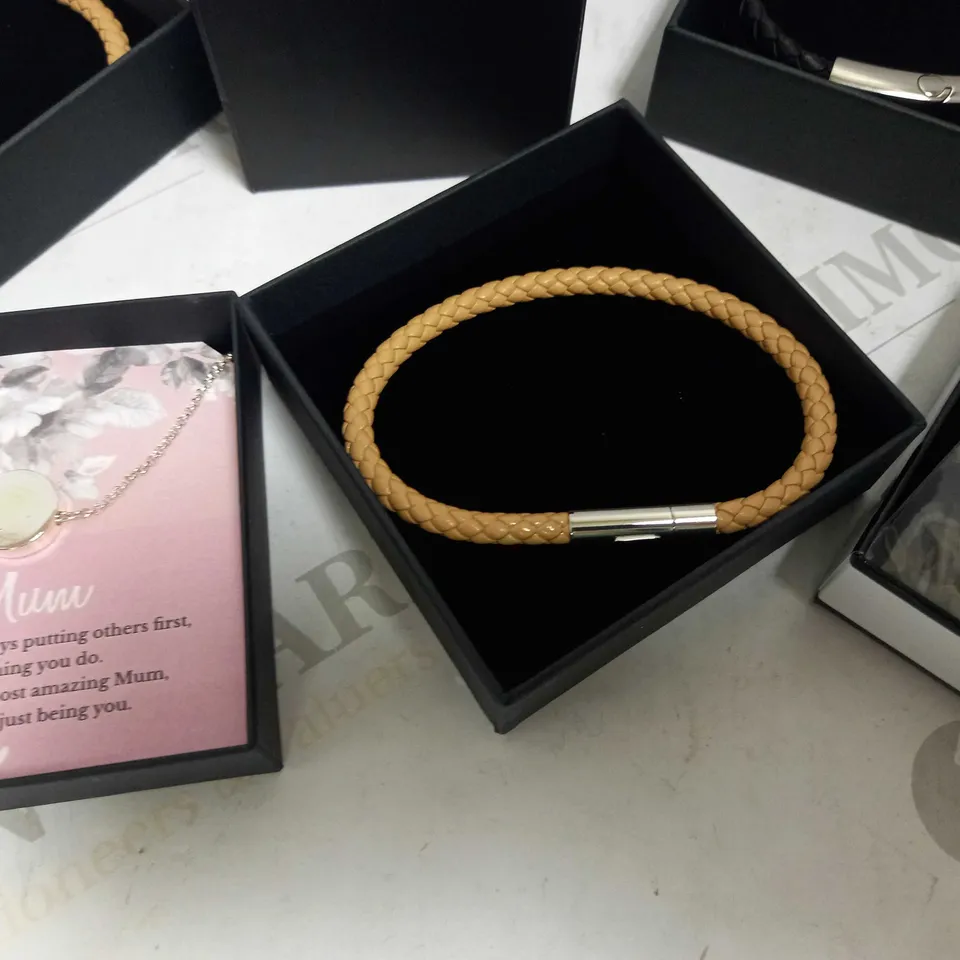 LOT OF APPROXIMATELY 11 ASSORTED PERSONALISED JEWELLERY ITEMS RRP £347
