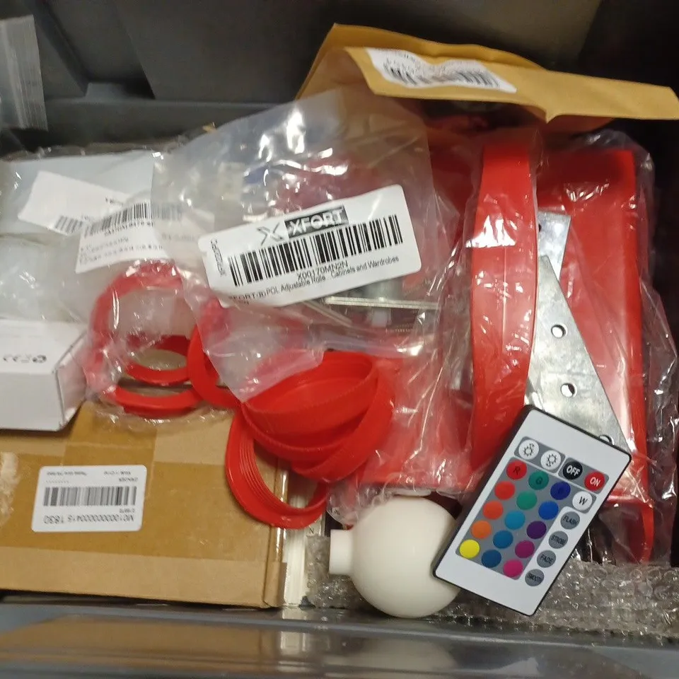 LOT OF ASSORTED HOUSEHOLD ITEMS TO INCLUDE DOOR WEDGE ALARM, GARDEN GLOVES AND FOOD THERMOMETER