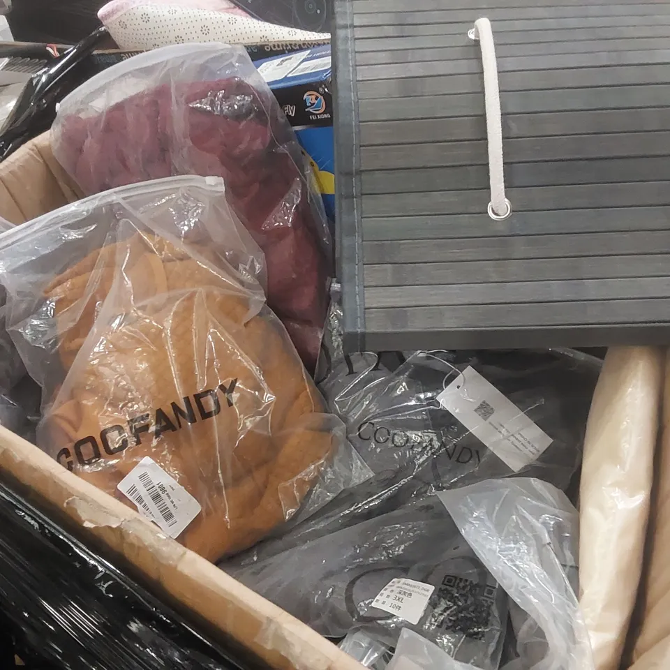 PALLET CONTAINING A LARGE QUANTITY OF ASSORTED ITEMS INCLUDING: JUMPERS, SELFIE STICK, WIRELESS CAMERA, WIRELESS KEYBOARD, MAT ECT