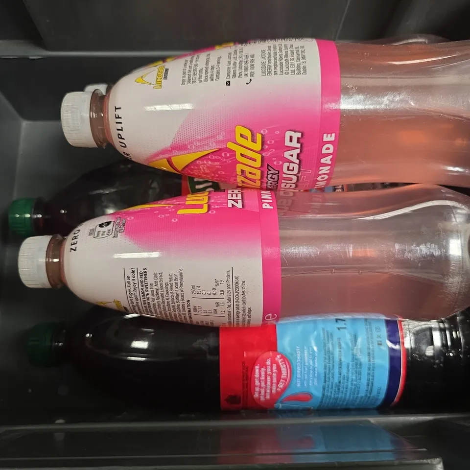 APPROXIMATELY 8 ASSORTED FOOD & DRINK ITEMS TO INCLUDE - LUCOZADE PINK LEMONADE , SPACE HOPPER MILK CHOCOLATE , GRIND CARAMEL COFFEE PODS ETC
