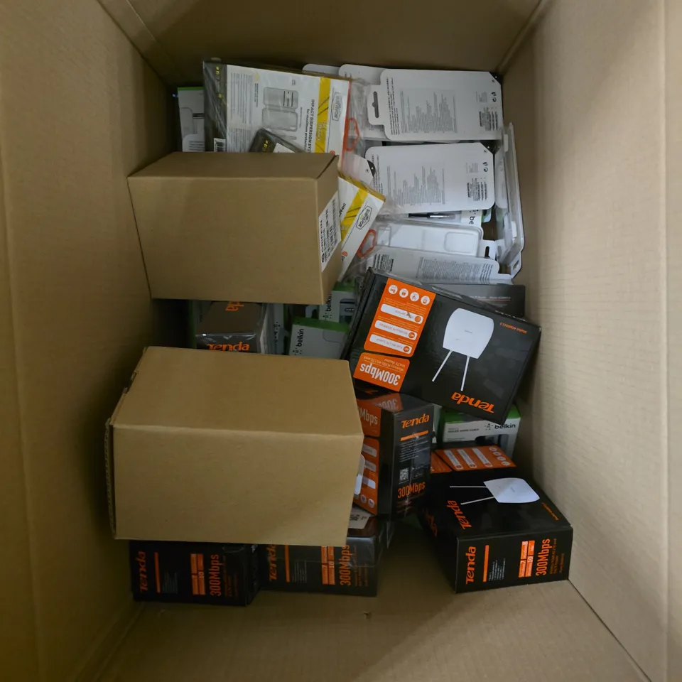 APPROXIMATELY 15 ASSORTED ELECTRICAL PRODUCTS TO INCLUDE WIFI ROUTER, WIRED HEADPHONES, SMARTPHONE CASES ETC 