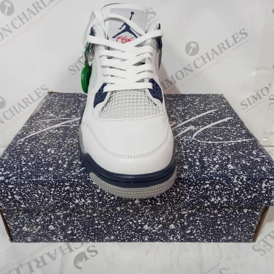BOXED PAIR OF NIKE AIR JORDAN 4 RETRO SHOES IN WHITE/BLUE UK SIZE 10