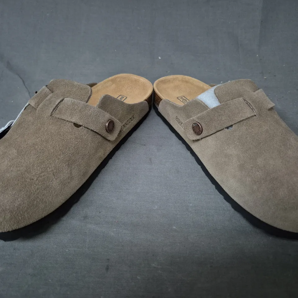 BOXED PAIR OF BIRKENSTOCK BOSTON BS SHOES IN GREY-GREEN UK SIZE 4