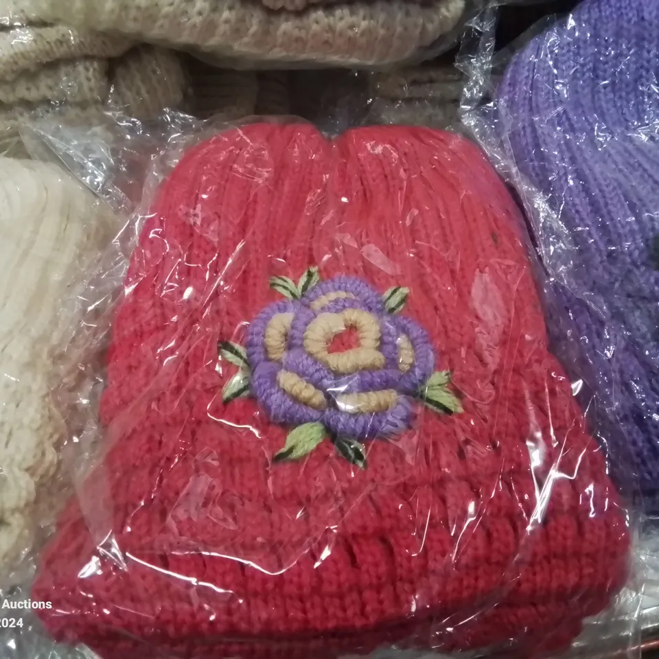 LOT CONTAINING LARGE AMOUNT OF BAGGED WOOLEN HATS IN VARIOUS COLOURS AND DESIGNS 