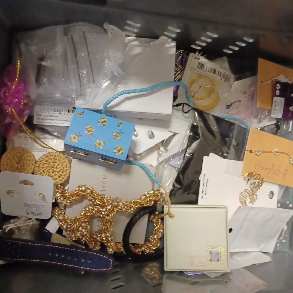 BOX OF APPROX 20 ASSORTED ITEMS TO INCLUDE TED BAKER BRACELET, STAINLESS STEEL NOSE STUDS, SMART WATCH STRAP, ETC. 