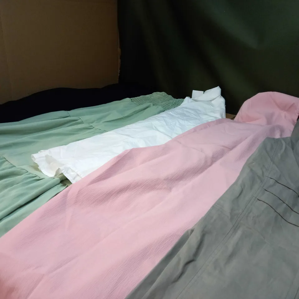 LOT OF APPROX 25 ASSORTED CLOTHING ITEMS VARYING IN SIZE/COLOUR/STYLE TO INCLUDE: TROUSERS, TOPS, DRESSES