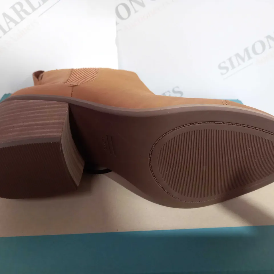 BOXED PAIR OF TOMS EVERLY TAN OILED NUBUCK SIZE 6 