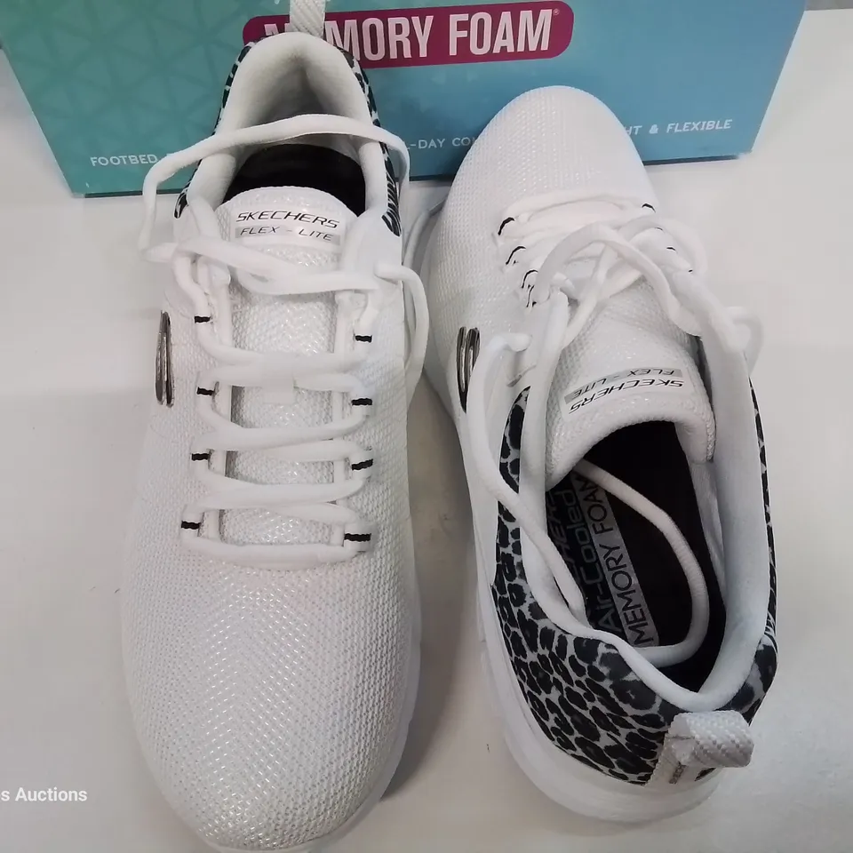 BOXED PAIR OF SKECHERS FLEX-LITE WHITE TRAINERS - UK 7