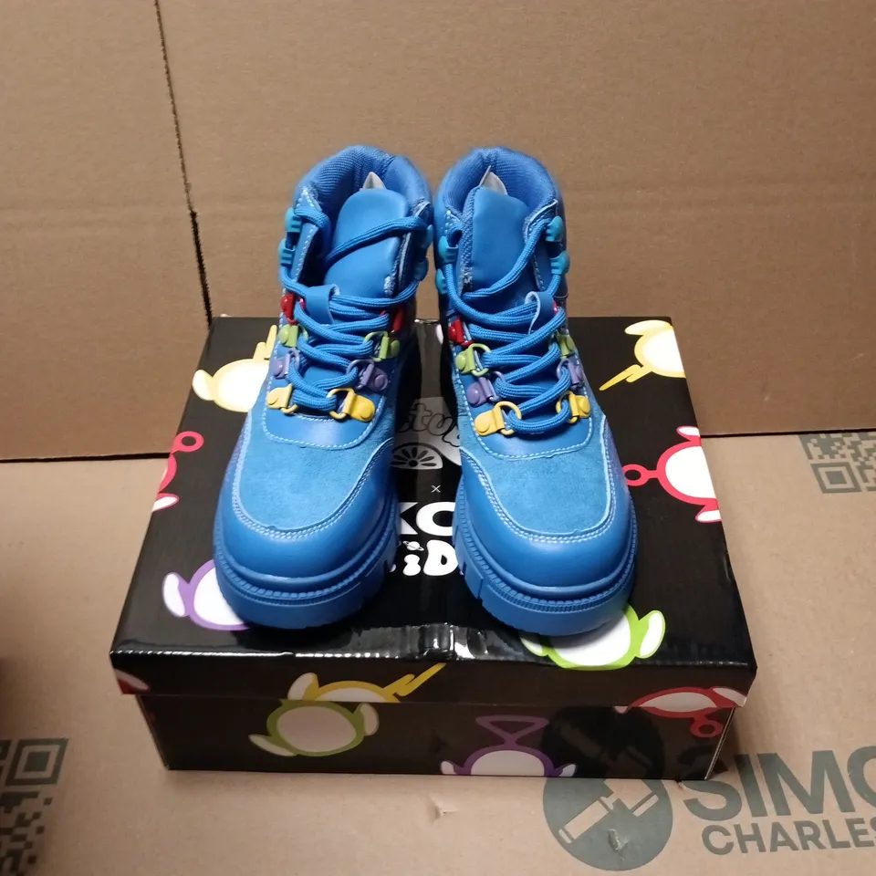 BOXED PAIR OF KOI HOME HILL TELETUBBIES KIDZ BOOTS IN BLUE - UK KIDS SIZE 10