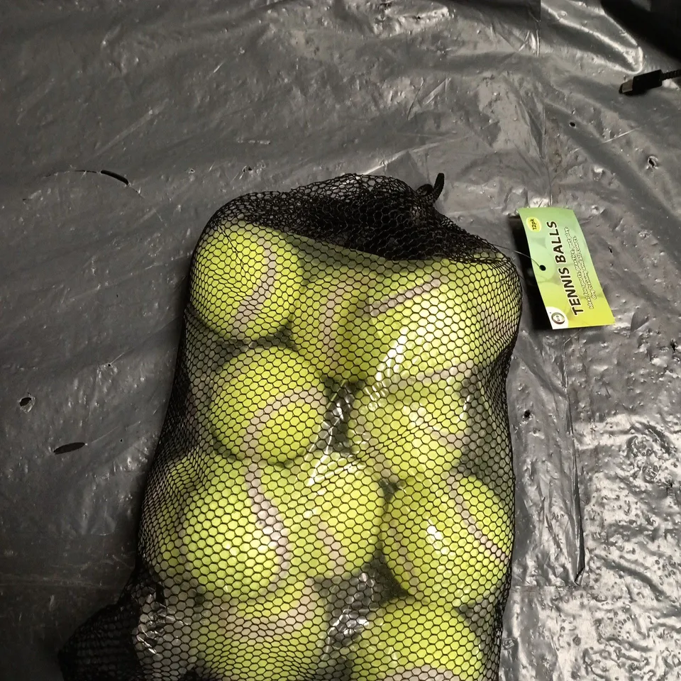 BOX OF APPROXIMATELY 20 ASSORTED HOUSEHOLD ITEMS TO INCLUDE: TENNIS BALLS AND GROMIT MUG