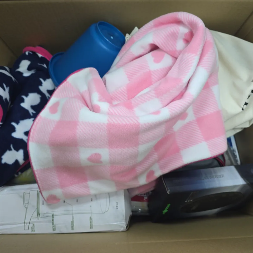 BOX OF APPROXIMATELY 15 ASSORTED HOUSEHOLD ITEMS TO INCLUDE - WATER FILTER, JEWELLERY ORGANISER, AND SOFA COVER ETC. 
