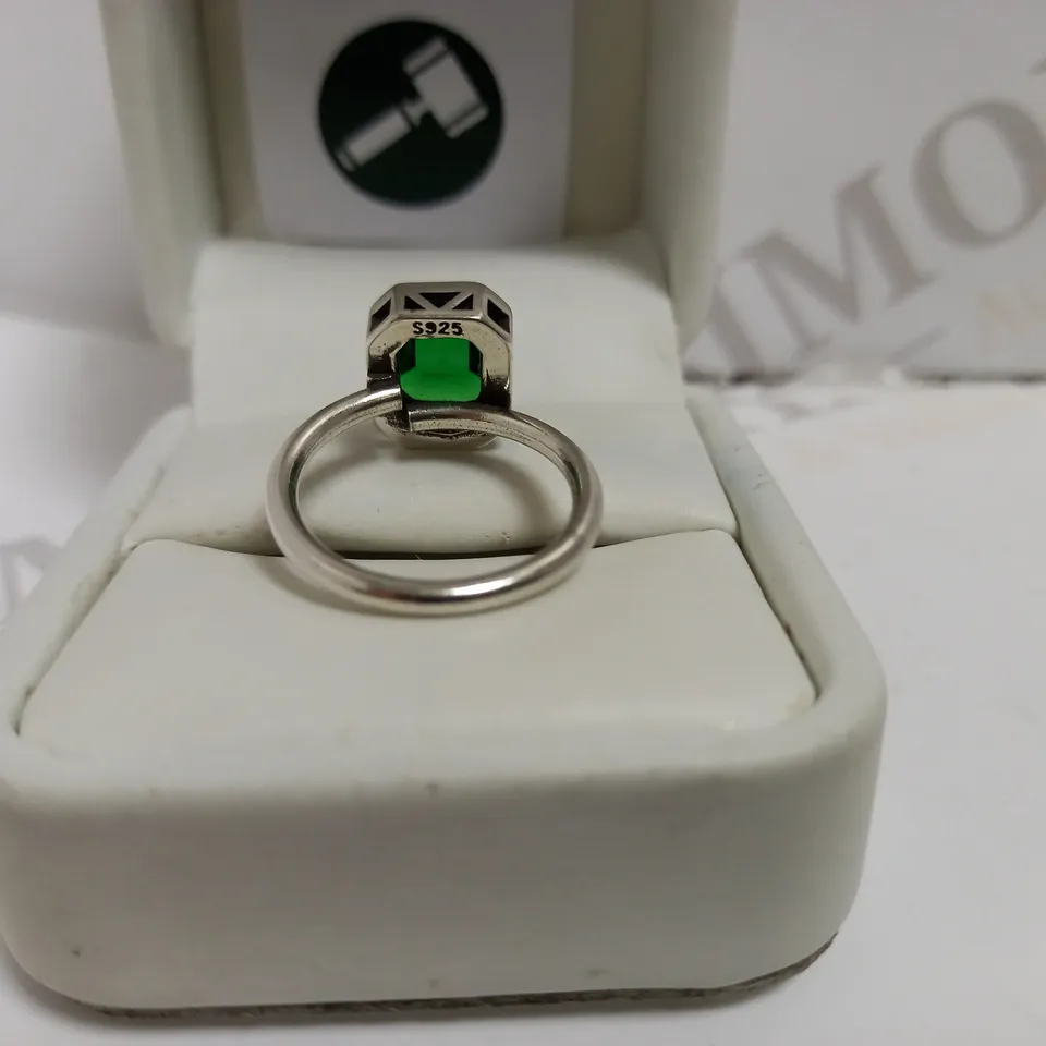 SILVER EMERALD EFFECT STONE RING