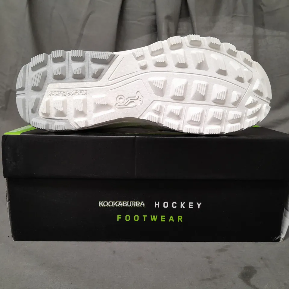 BOXED PAIR OF KOOKABURRA HOCKEY SPIRIT SHOES IN WHITE/GREEN UK SIZE 10
