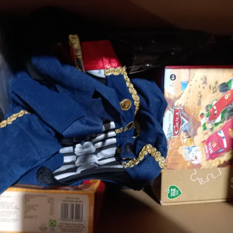 BOX OF APPROXIMATELY 10 ASSORTED TOYS AND GAMES TO INCLUDE PLAYWRITE STRETCHY FATHER CHRISTMAS, CHRISTMAS TIE PADDLE BAT, DESIGNER STAR WARS ALARM CLOCK, ETC