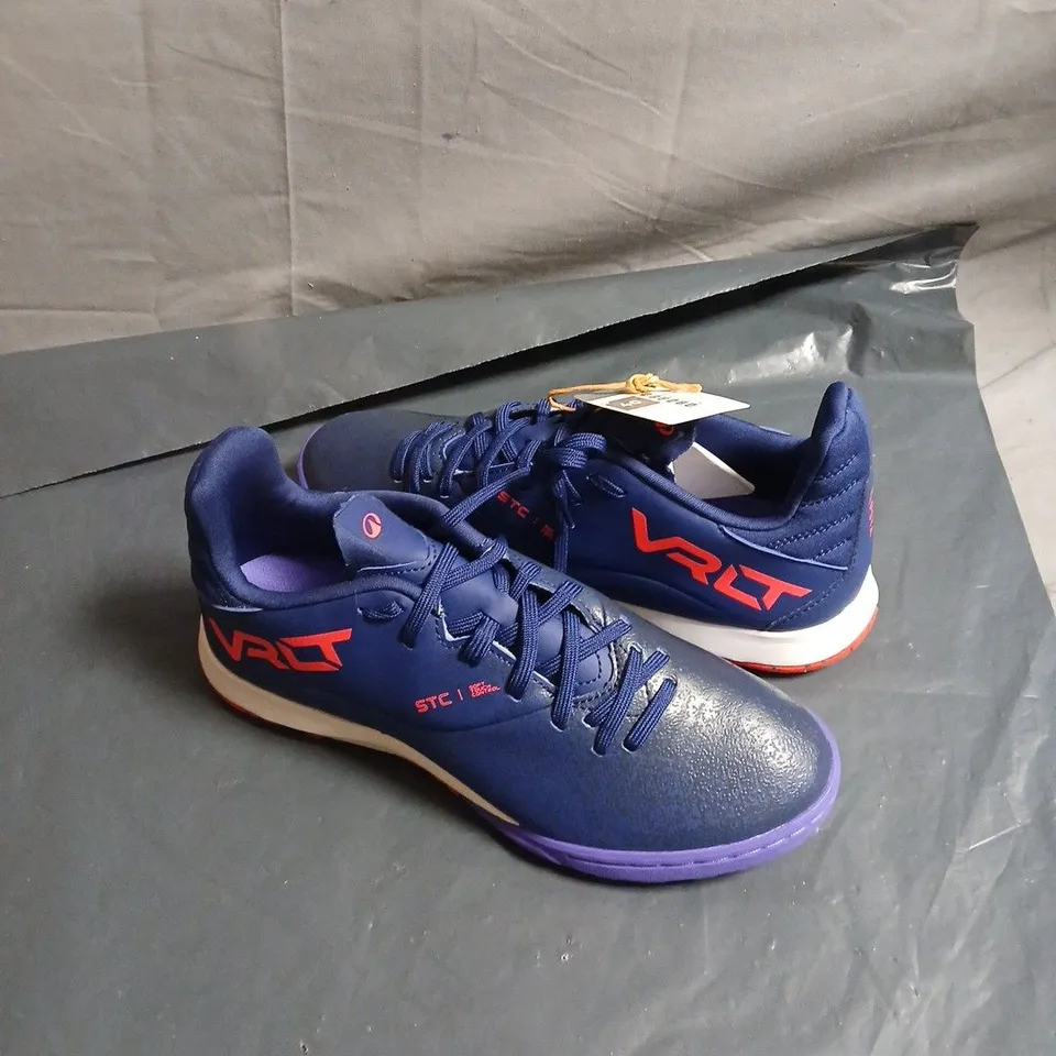 KIPSTA FOOTBALL TRAINERS – BLUE/PURPLE, EU 40 (UK 6) WITH TAG