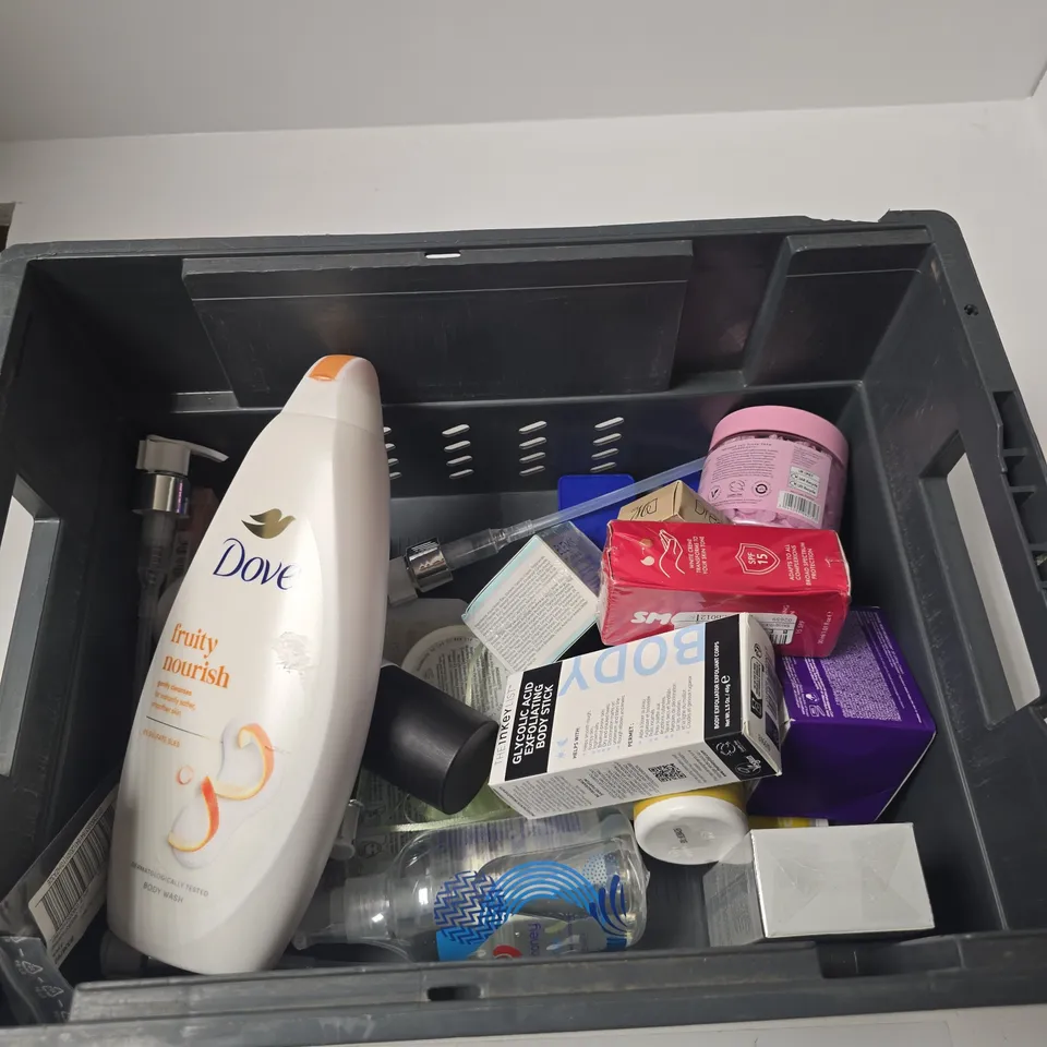 TOTE OF APPROXIMATELY 10 ASSORTED BEAUTY PRODUCTS INCLUDING DOVE BODY WASH, SLICK GORILLA SEA SALT SPRAY AND LOVEHONEY WATER-BASED LUBRICANT
