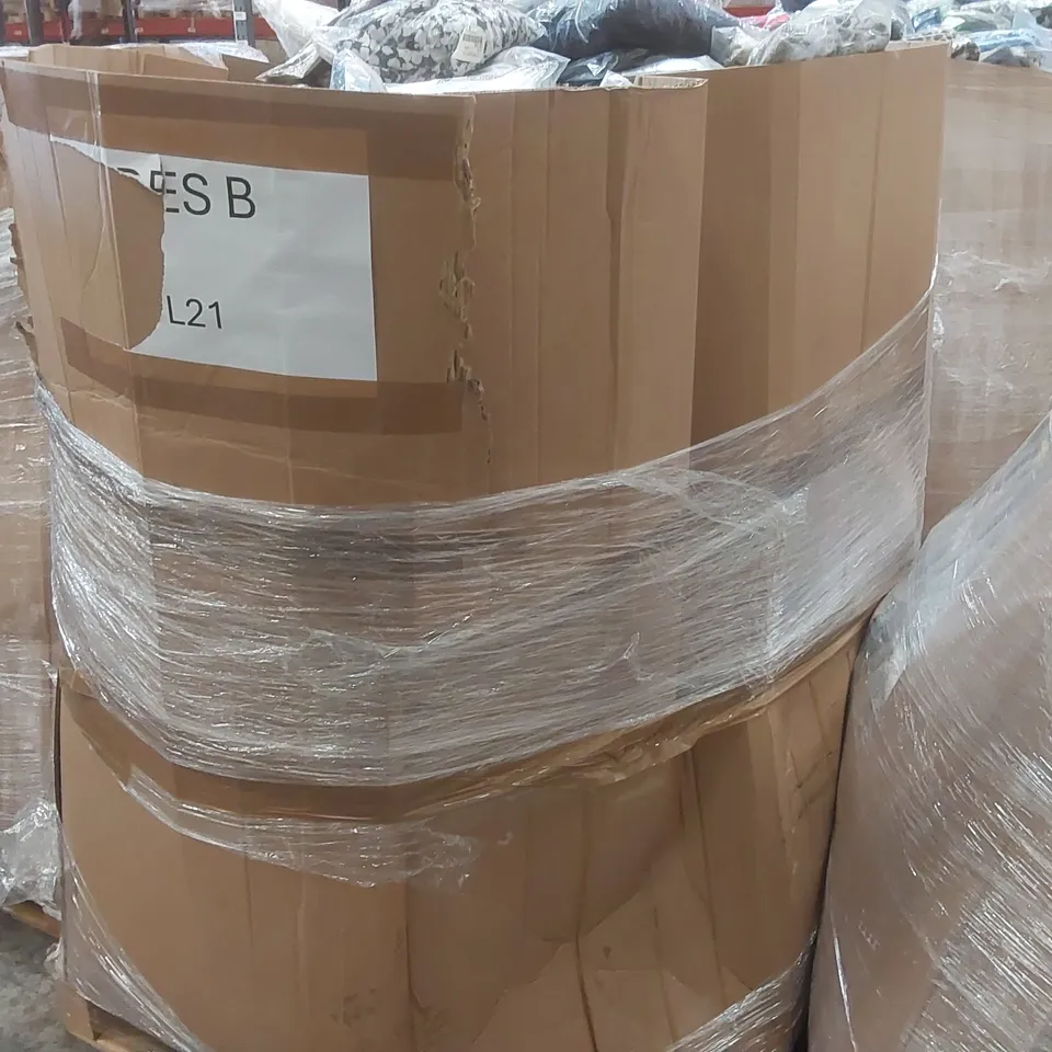 PALLET CONTAINING APPROXIMATELY 700X BRAND NEW ASSORTED DESIGNER CLOTHING ITEMS INCLUDING: JD WILLIAMS JEANS, SKIRTS, TOPS ECT