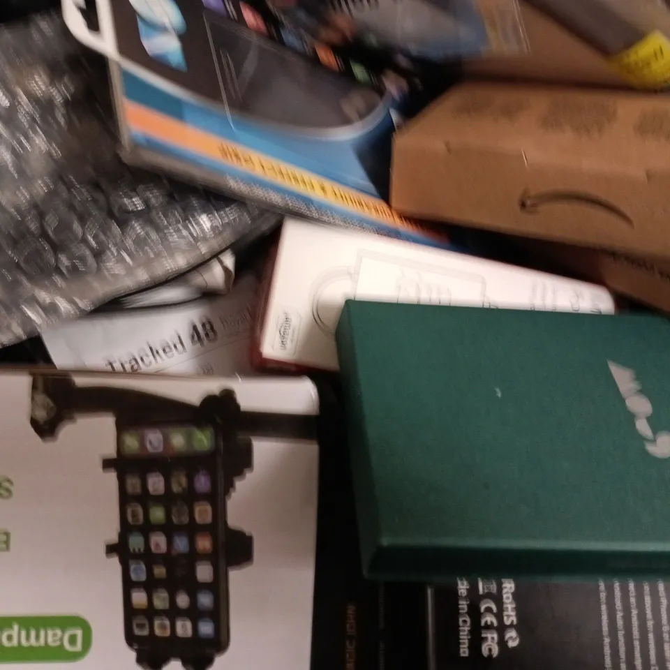 APPROXIMATELY 10 ASSORTED HOUSEHOLD ITEMS TO INCLUDE PORTABLE CHARGER, DATA CABLE, ETC
