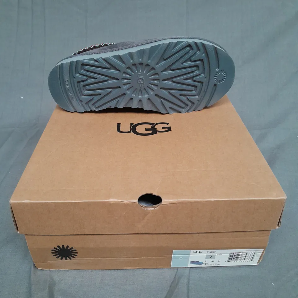 BOXED PAIR OF UGG W TASMAN IN GREY UK 7 