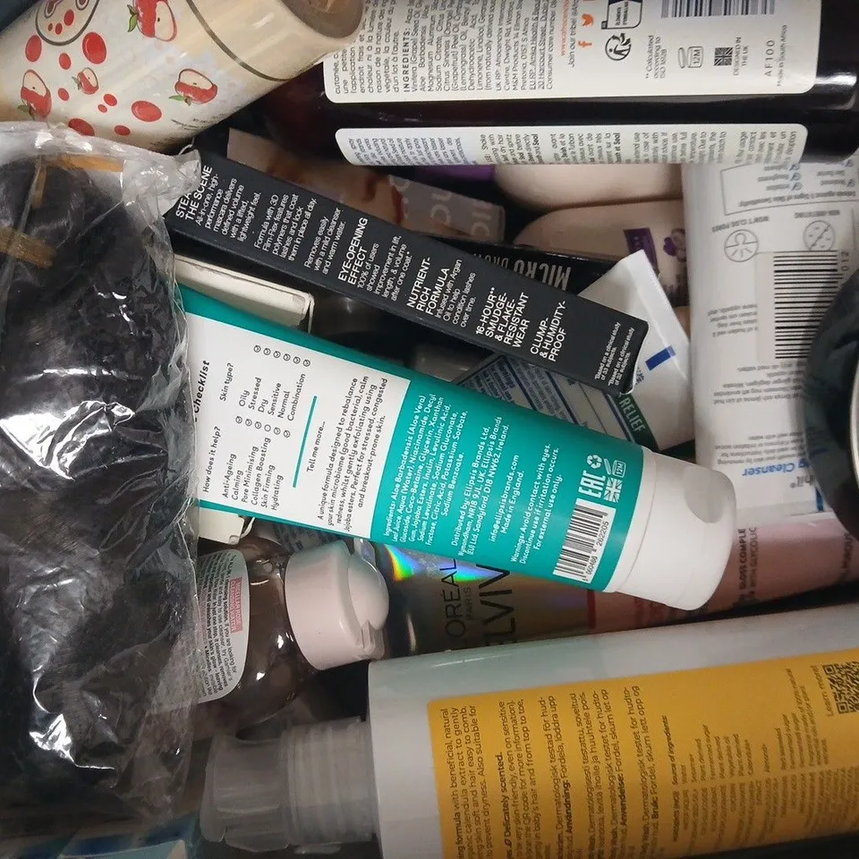APPROXIMATELY 15 ASSORTED COSMETIC ITEMS INCLUDING VARIOUS MAKES AND BRANDS - COLLECTION ONLY