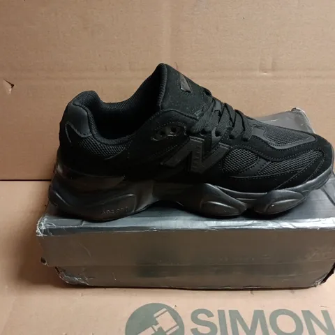 NEW BALANCE BLACK ATHLETIC SNEAKERS - UK 7.5