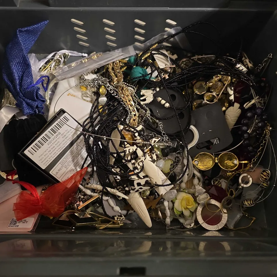 LOT OF ASSORTED JEWELLERY ITEMS TO INCLUDE EARRINGS, NECKLACES AND RINGS