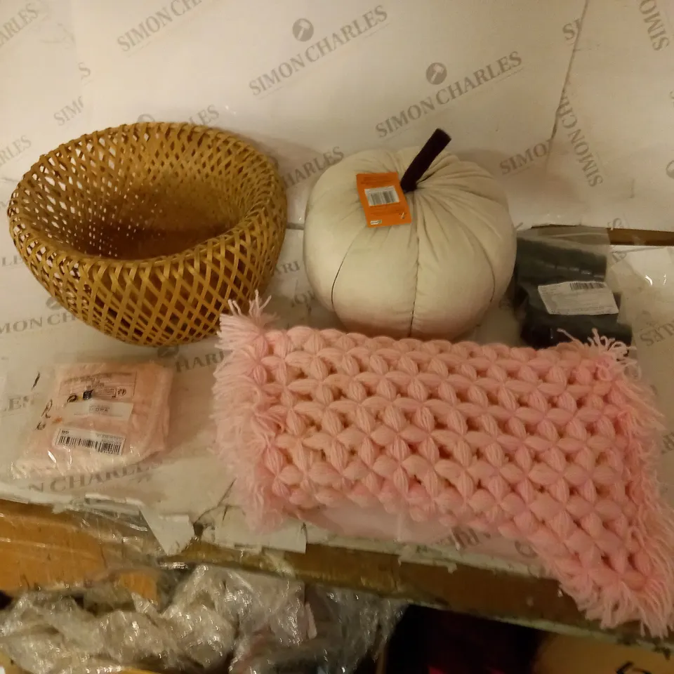 BOXED ASSORTMENT OF APPROX 20 ITEMS TO INCLUDE WICKER BASKET, PLUSH PUMPKIN, PINK MINI THROW, ETC