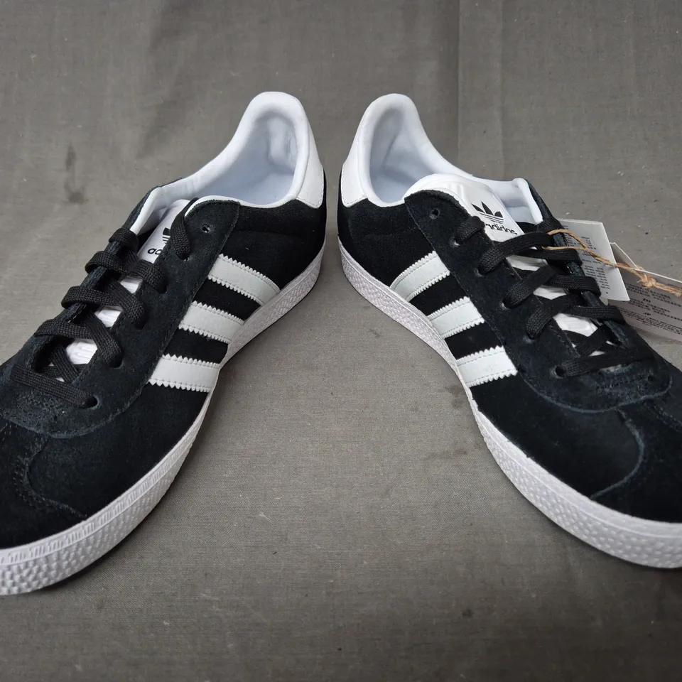 BOXED PAIR OF ADIDAS KID'S GAZELLE SHOES IN BLACK/WHITE UK SIZE 5