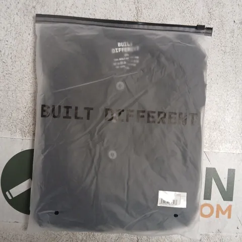 BAGGED BUILT DIFFERENT POLO T-SHIRT IN BLACK SIZE 4XL