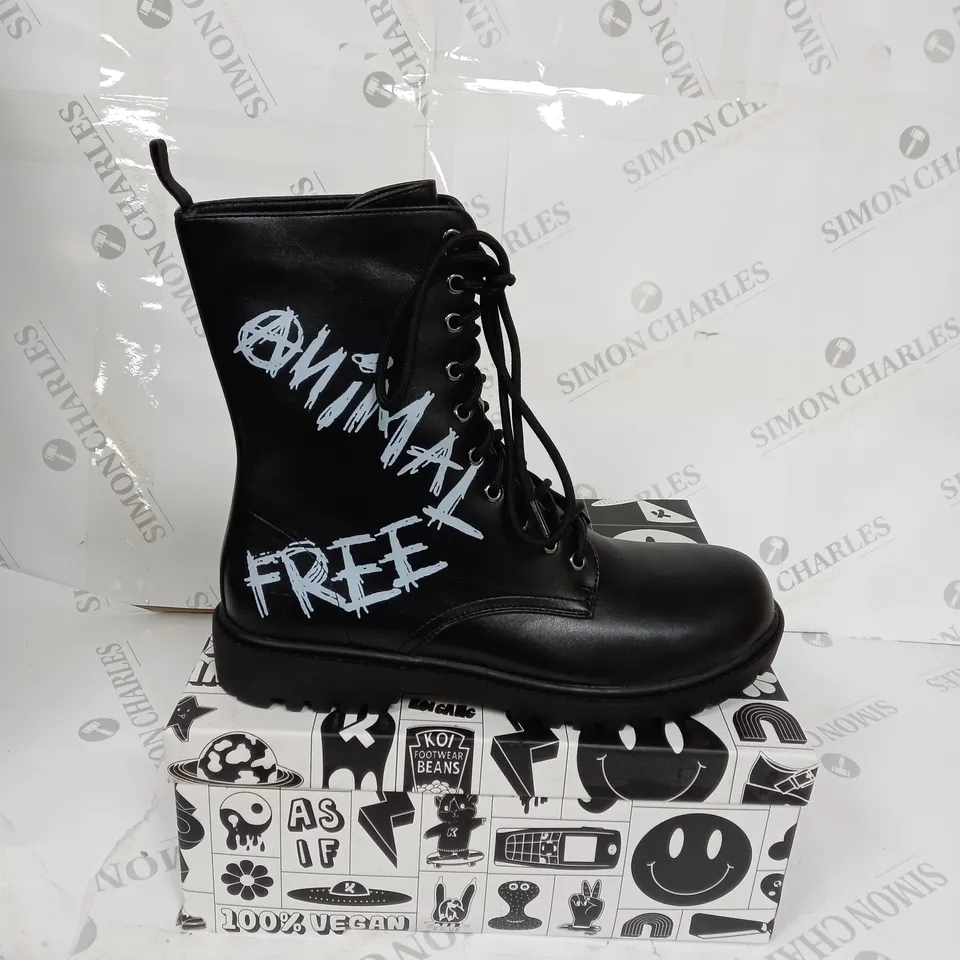 BOXED KOI FOOTWEAR THE STATEMENT ANIMAL FREE MENS MILITARY BOOTS SIZE 8