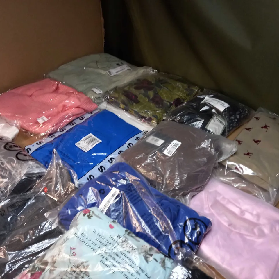 LOT OF APPROX 25 ASSORTED CLOTHING ITEMS VARYING IN SIZE/COLOUR/STYLE TO INCLUDE: TROUSERS, TOPS, DRESSES