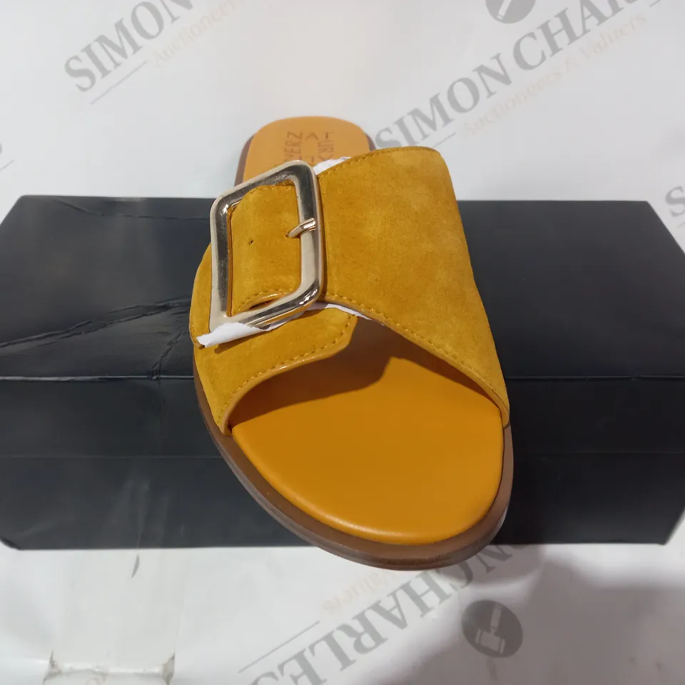 BOXED PAIR OF NATURALIZER FORREST OPEN TOE SLIDER SANDALS IN GOLD UK SIZE 4.5