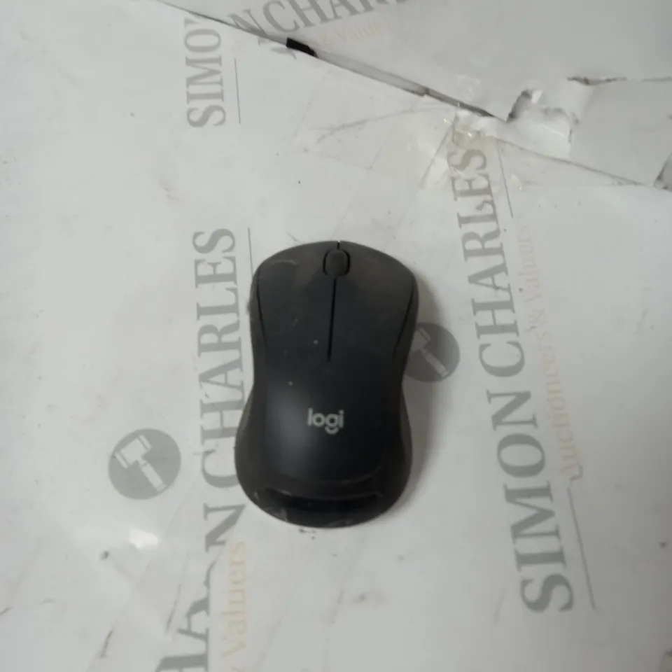 BOX OF ASSORTED ITEMS TO INCLUDE KEYBOARD, MOUSE, HEADPHONES ETC 