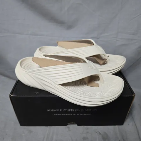 BOXED VIONIC MONSTER TIDE RX SANDALS IN CREAM - SIZE 6
