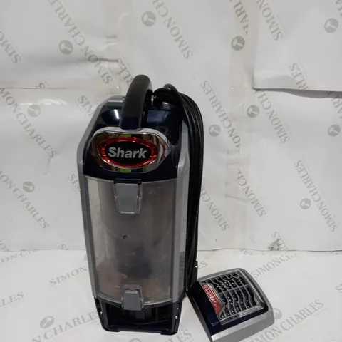 SHARK UPRIGHT VACUUM CLEANER - LIFT AWAY