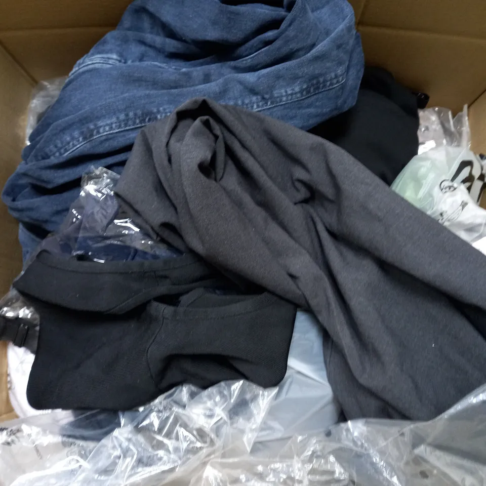 BOX OF APPROXIMATELY 25 ASSORTED CLOTHING ITEMS TO INCUDE - T-SHIRT , SOCKS , DRESS TOP - ETC