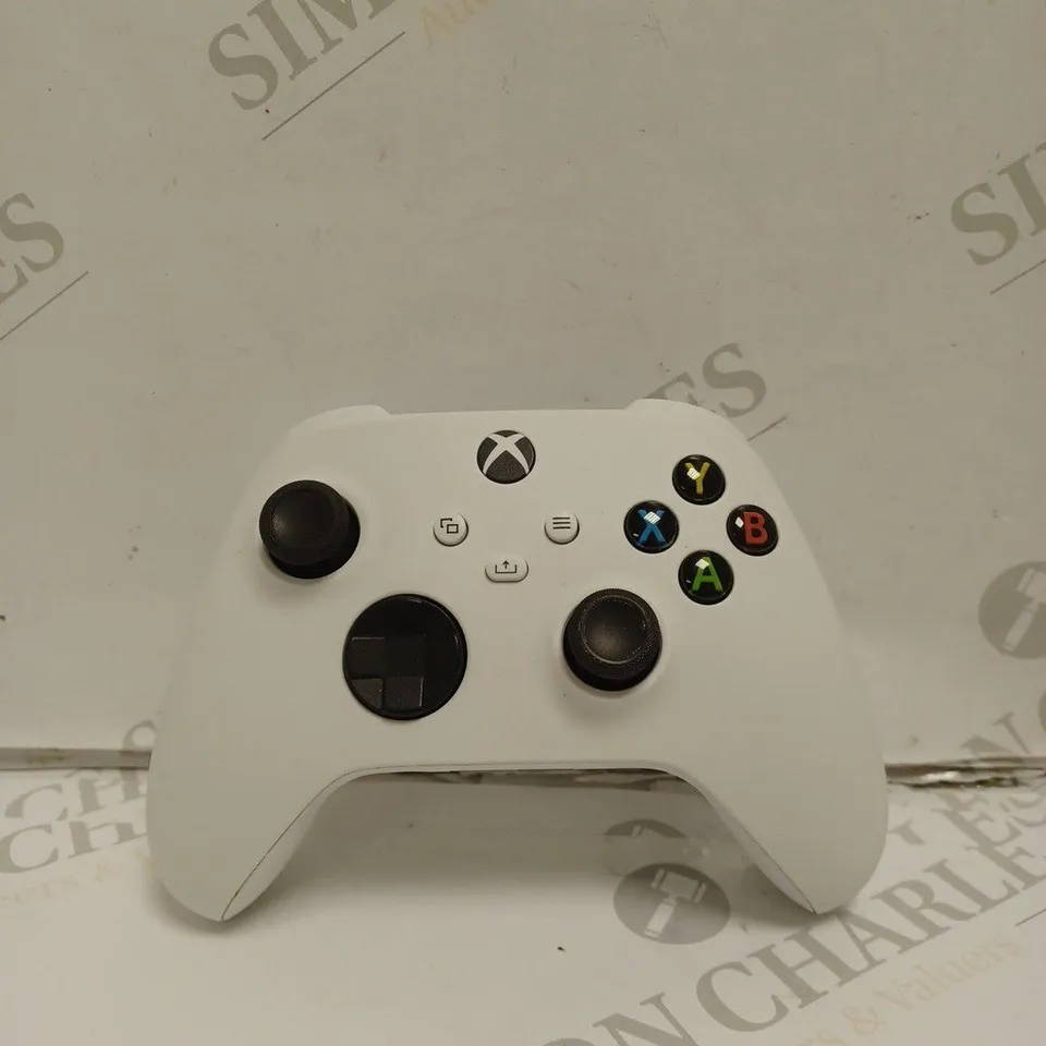 XBOX CONSOLE CONTROLLER - WHITE.