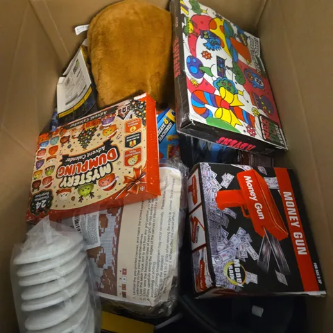 LARGE QUANTITY OF ASSORTED TOYS AND GAMES TO INCLUDE - NEE-DOH ADVENT CALENDAR , DUMPLING ADVNT CALENDAR AND MONEY GUN 