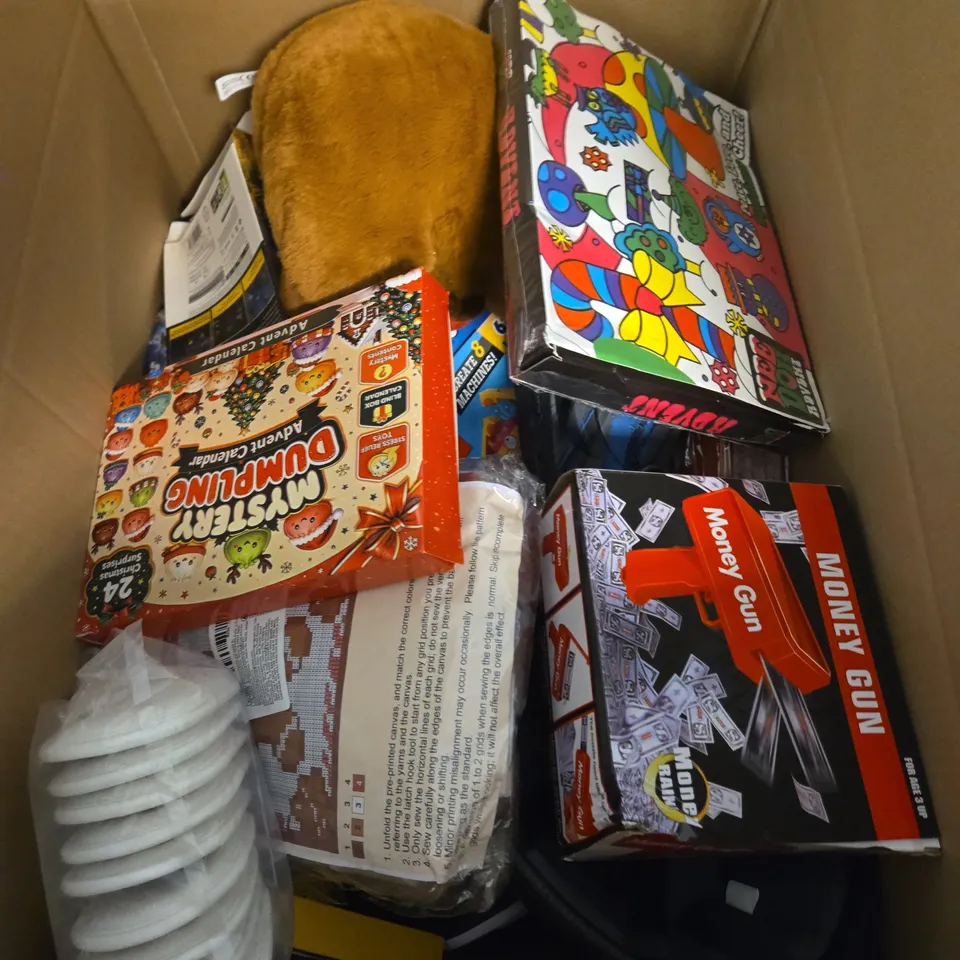 LARGE QUANTITY OF ASSORTED TOYS AND GAMES TO INCLUDE - NEE-DOH ADVENT CALENDAR , DUMPLING ADVNT CALENDAR AND MONEY GUN 