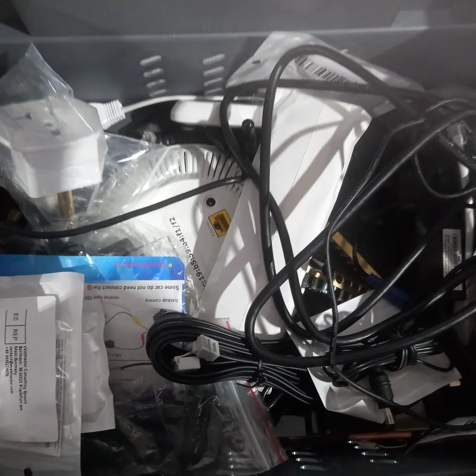 APPROXIMATELY 20 ASSORTED HOME ITEMS INCLUDING EE WIFI BOX, BLUETOOTH DOG COLLAR TAGS