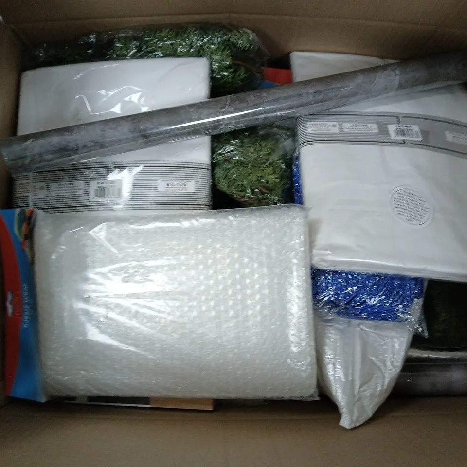 APPROXIMATELY 15 ASSORTED HOUSEHOLD PRODUCTS TO INCLUDE SMALL DOUBLE FLAT SHEET, FAUX FOLIAGE DECOR, BUBBLE WRAP, ETC - COLLECTION ONLY