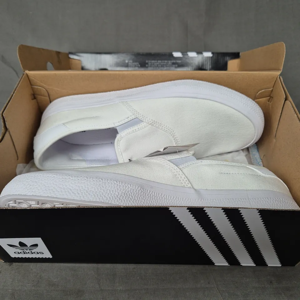 BOXED PAIR OF ADIDAS 3MC SLIP-ON SHOES IN WHITE UK SIZE 9.5