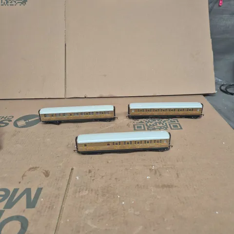 HORNBY SET OF 3 MODEL RAILWAY PASSENGER COACHES – BROWN WITH LIGHT BLUE ROOFS