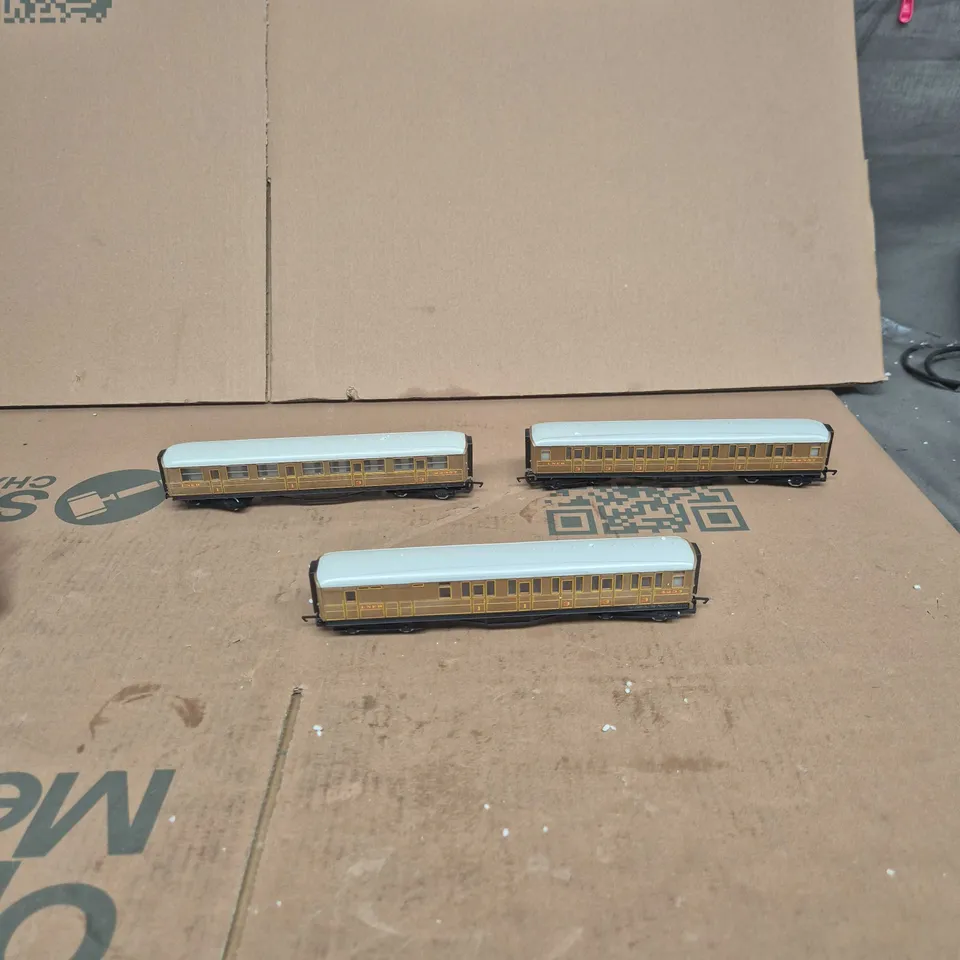 HORNBY SET OF 3 MODEL RAILWAY PASSENGER COACHES – BROWN WITH LIGHT BLUE ROOFS