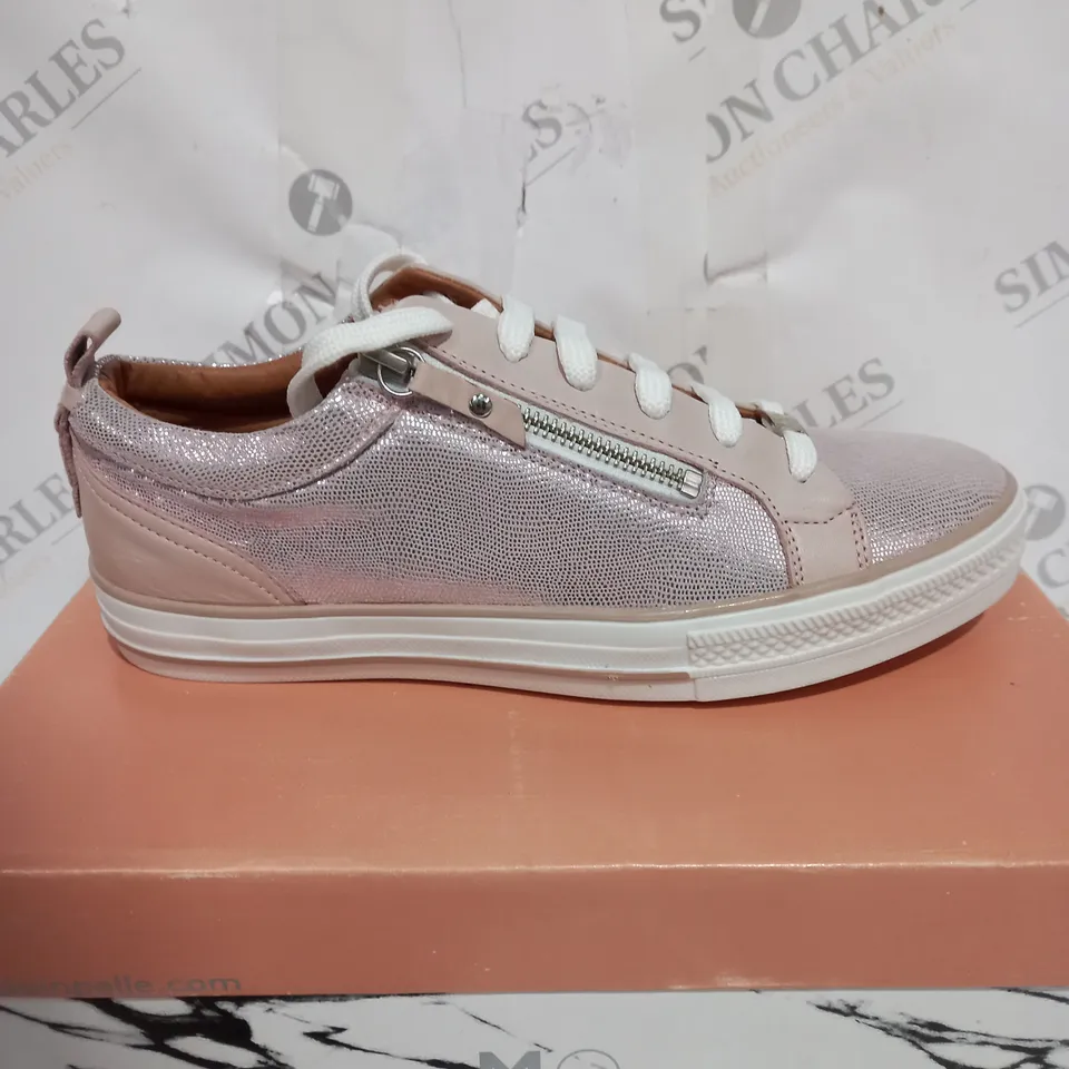 MODA IN PELLE NUDE/ROSE FIZZALI TRAINERS - SIZE 7