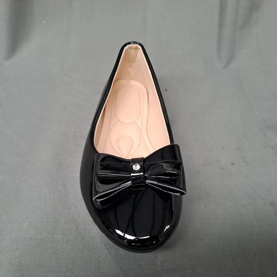 BOXED PAIR OF DESIGNER FLAT SLIP-ON SHOES IN BLACK W. BOW DETAIL EU SIZE 36