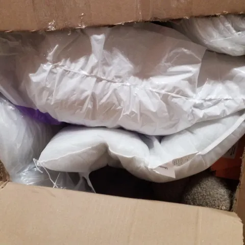 PALLET CONTAINING ASSORTED BEDDING INCLUDING PILLOWS & MATTRESSES TOPPERS